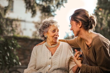 APA et lien social : une approche bienveillante pour maintenir l’autonomie des seniors 